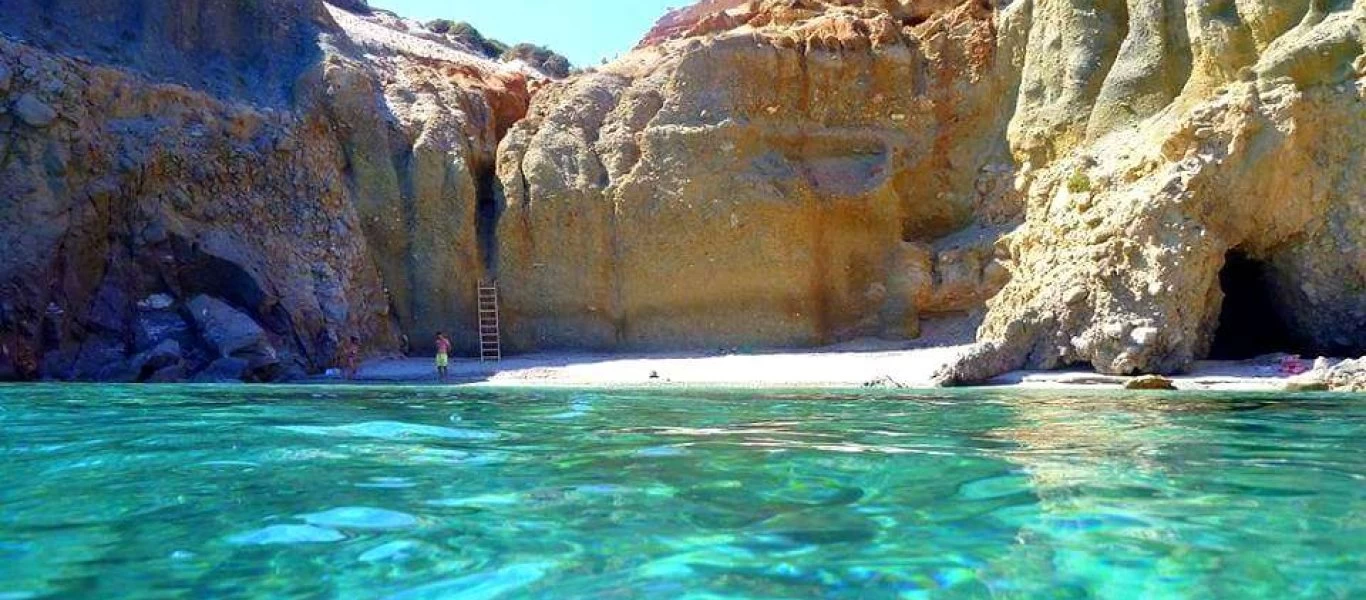 Μόνο για τολμηρούς: Στην ωραιότερη παραλία της Ελλάδας πας με δική σου ευθύνη (φωτό)